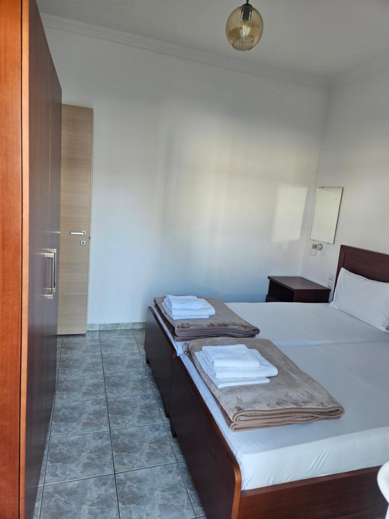 Leonidas Apartments Néa Péramos Zimmer foto