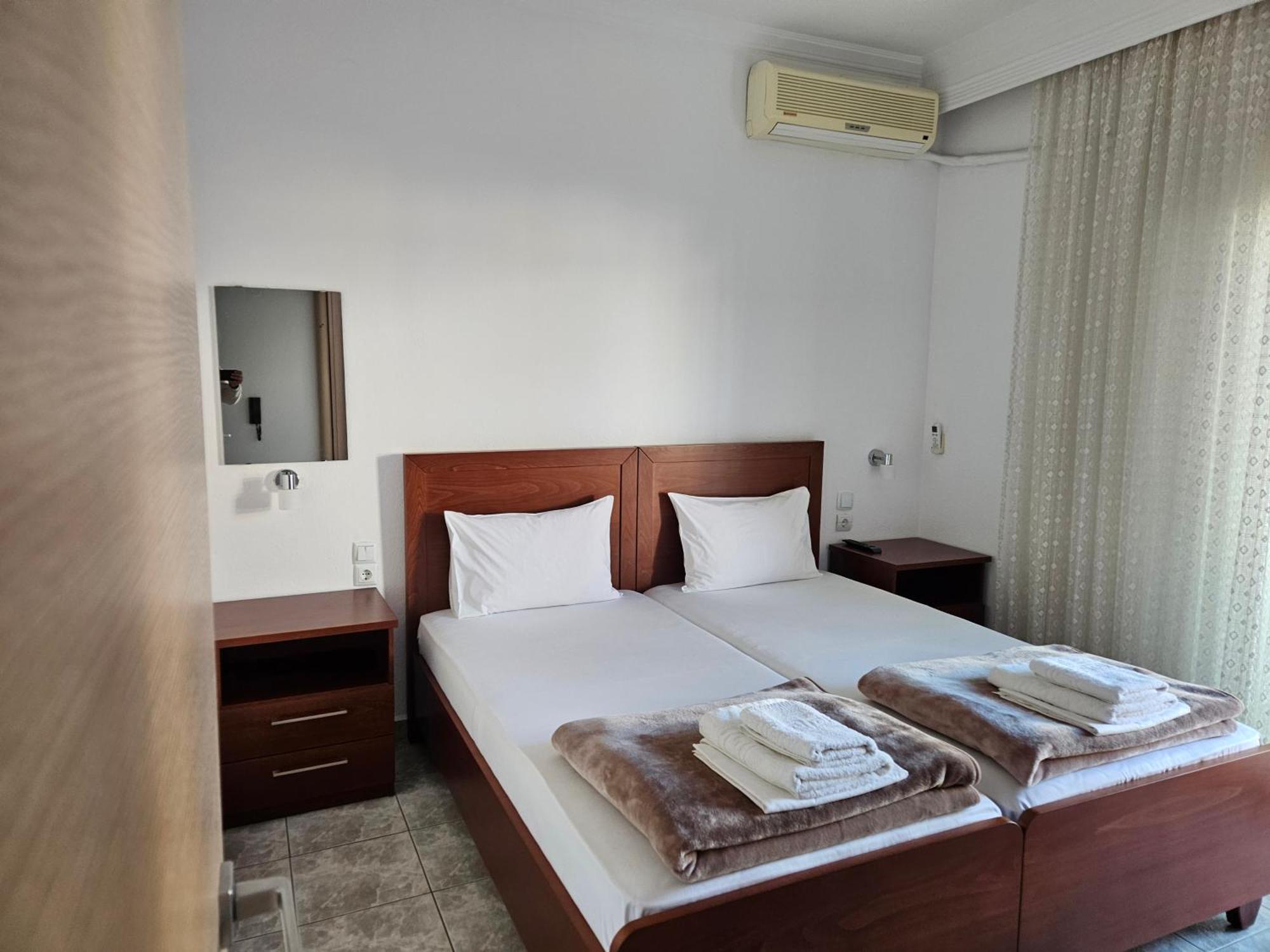 Leonidas Apartments Néa Péramos Zimmer foto